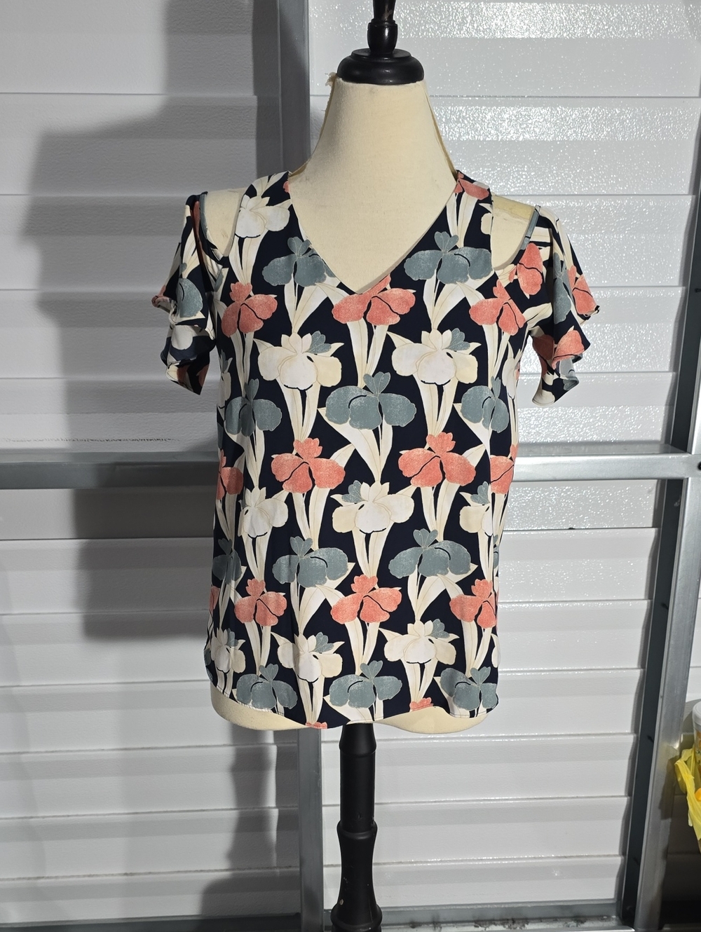 Ann Taylor Navy Floral Cold-Shoulder V-Neck Top with Coral, Sage & Cream Small